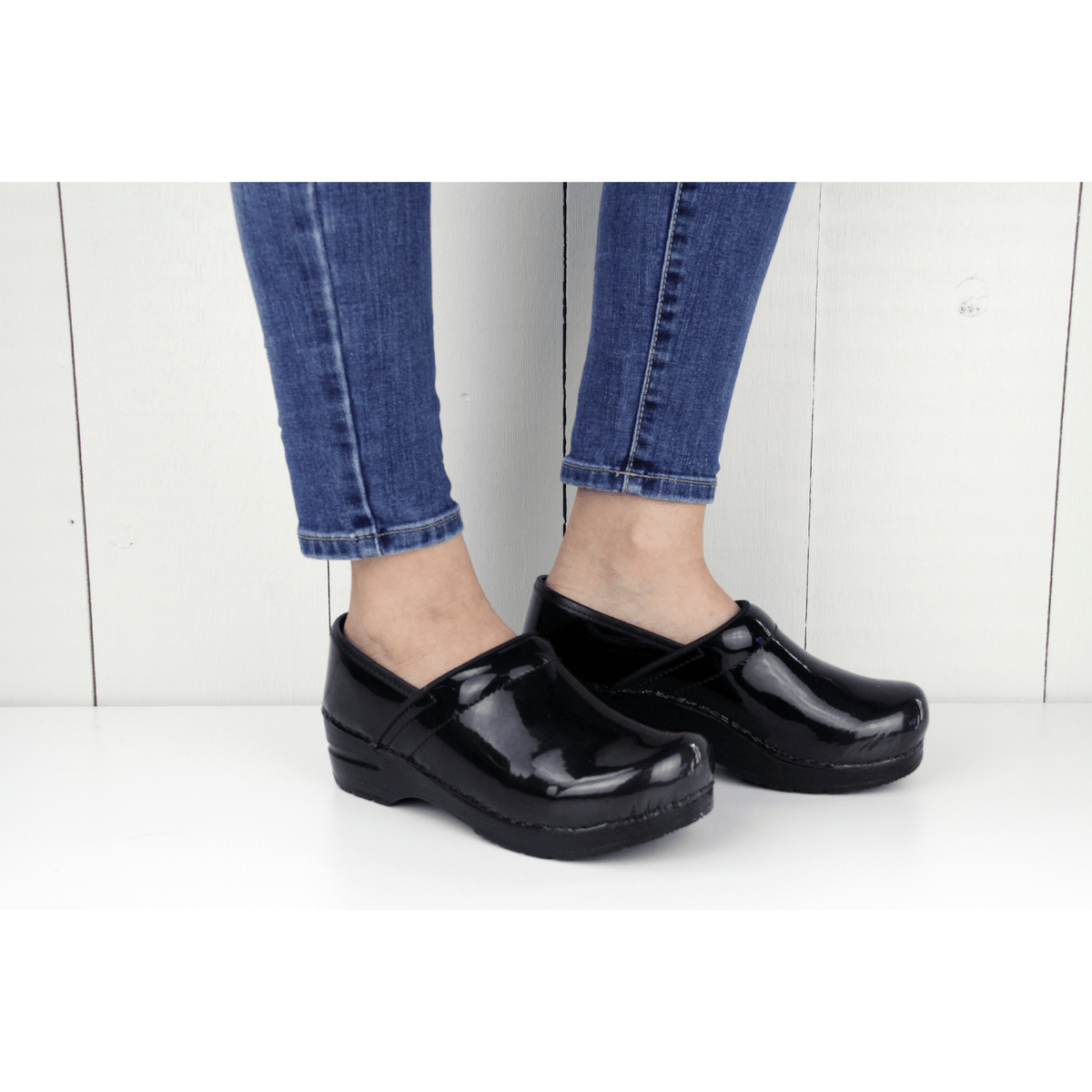 Sanita Milan Women&#39;s in Black Closed Back Clog